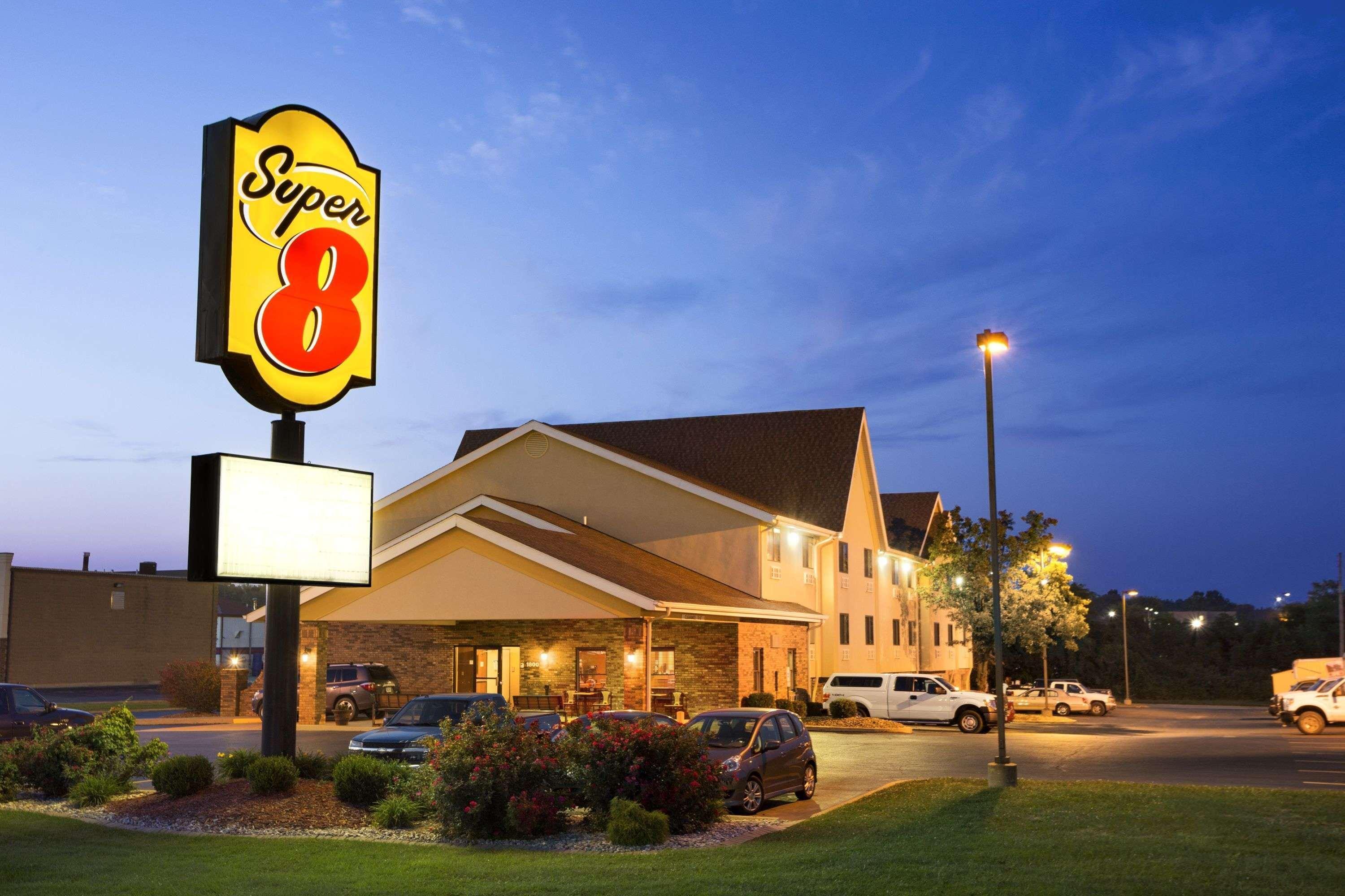 Super 8 By Wyndham Alton Motel Exterior photo